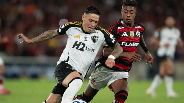 Lateral negocia sua renovação com o Atlético-MG (Foto: Jorge Rodrigues/AGIF)