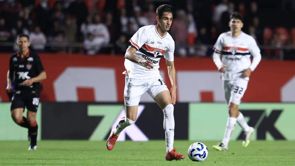 Rodriguinho jogador do Sao Paulo durante partida contra o Vitoria no estadio Morumbi pelo campeonato Brasileiro A 2025. Foto: Marcello Zambrana/AGIF