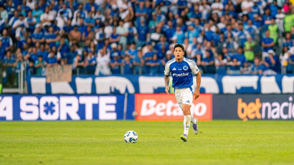 Lucas Romero, volante da Raposa. Foto: Alessandra Torres/AGIF.