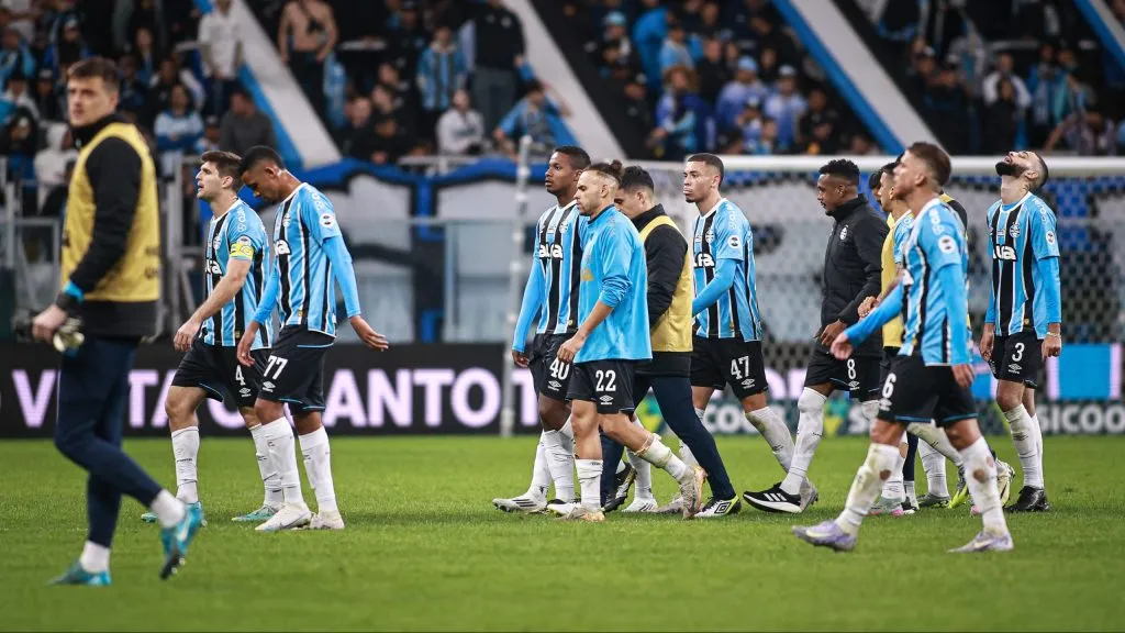 Jogadores do Grêmio ao final da partida contra o Ceará – Foto: Maxi Franzoi/AGIF