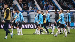 Jogadores do Grêmio ao final da partida contra o Ceará - Foto: Maxi Franzoi/AGIF
