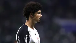 André Ramalho cometeu pênalti na partida contra o Vasco. Foto: Marcello Zambrana/AGIF