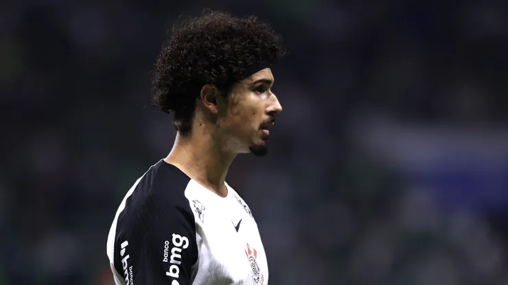 André Ramalho cometeu pênalti na partida contra o Vasco. Foto: Marcello Zambrana/AGIF