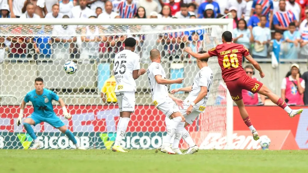 Luciano Juba jogador do Bahia durante partida contra o Santos no estadio Fonte Nova pelo campeonato Brasileiro A 2025. Foto: Jhony Pinho/AGIF