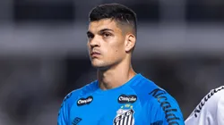 Gabriel Brazao jogador do Santos durante partida contra o Atletico-MG no estadio Vila Belmiro pelo campeonato Brasileiro A 2025. Foto: Abner Dourado/AGIF