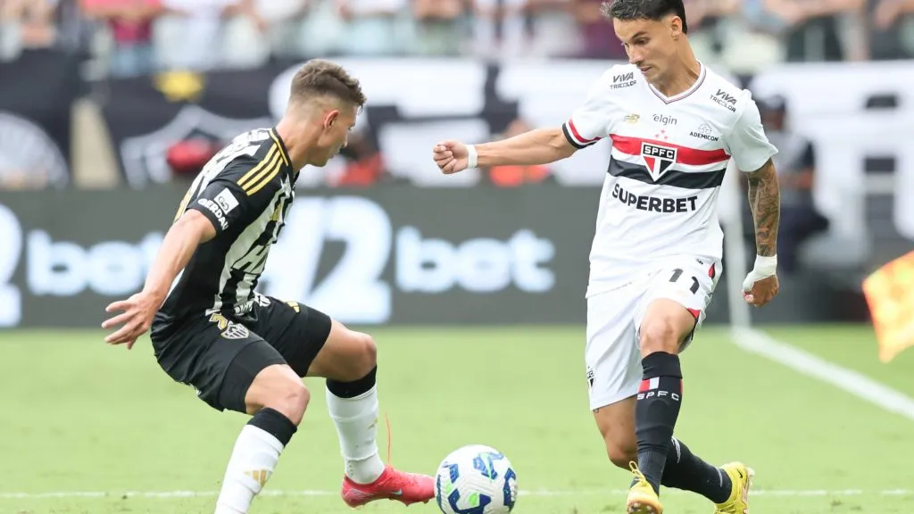 Natanael jogador do Atlético-MG disputa lance com Ferreira jogador do São Paulo – Foto: Gilson Lobo/AGIF