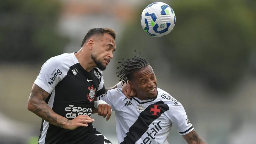 Tche Tche jogador do Vasco disputa lance com Raniele jogador do Corinthians durante partida no estadio Sao Januario pelo campeonato Brasileiro A 2025. Foto: Thiago Ribeiro/AGIF