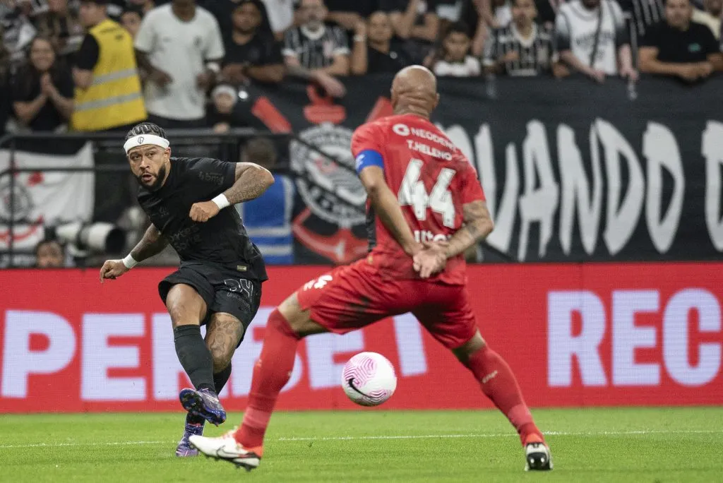 Memphis Depay jogador do Corinthians disputa lance com Thiago Heleno jogador do Athletico-PR – Foto: Anderson Romao/AGIF