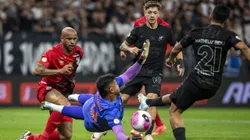 Matheus Bidu jogador do Corinthians disputa lance com Mycael jogador do Athletico-PR - Foto: Anderson Romao/AGIF
