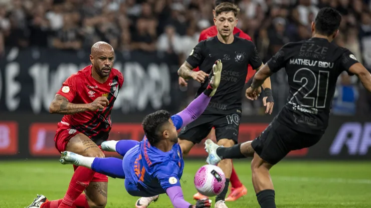 Matheus Bidu jogador do Corinthians disputa lance com Mycael jogador do Athletico-PR - Foto: Anderson Romao/AGIF