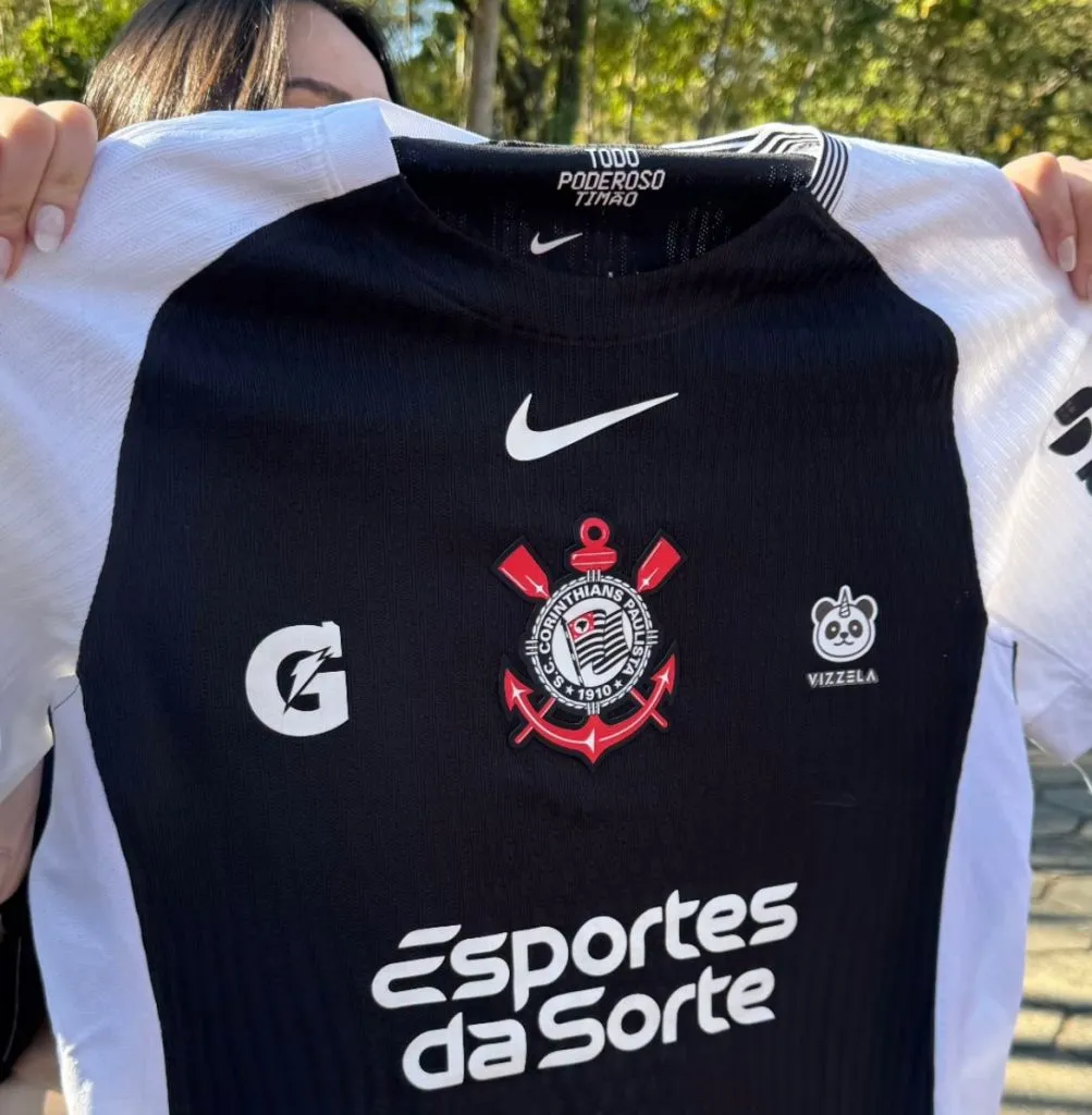 Camisa do Corinthians com novo patrocínio. Foto: reprodução/Instagram/@vizzelaoficial