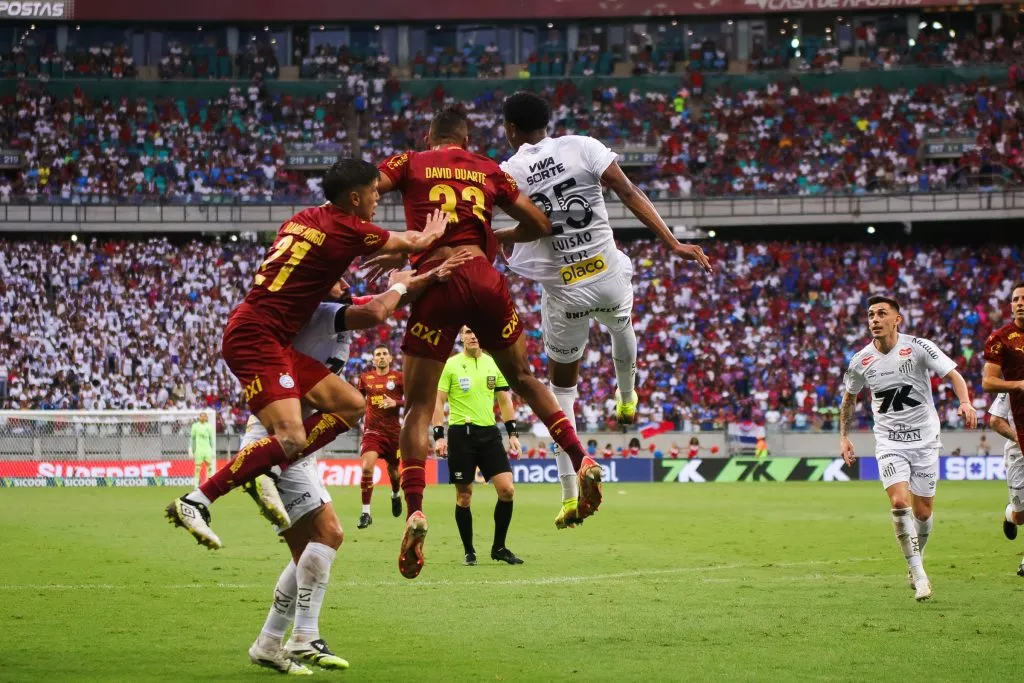 Luisão, jogador do Santos durante partida contra o Bahia no estadio Fonte Nova pelo campeonato Brasileiro A 2025. Foto: Marcio Jose/AGIF