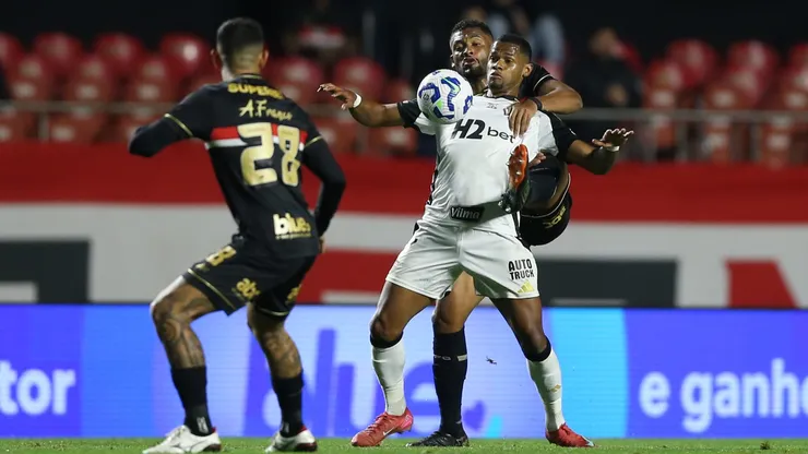Junior Santos, jogador do Atlético-MG durante a partida contra o Sao Paulo no estadio Morumbis em Sao Paulo, pelo campeonato Brasileiro A 2025. Foto: Marlon Costa/AGIF