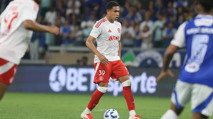Luís Otávio, do Internacional, em ação contra o Cruzeiro. Foto: Ricardo Duarte/Internacional