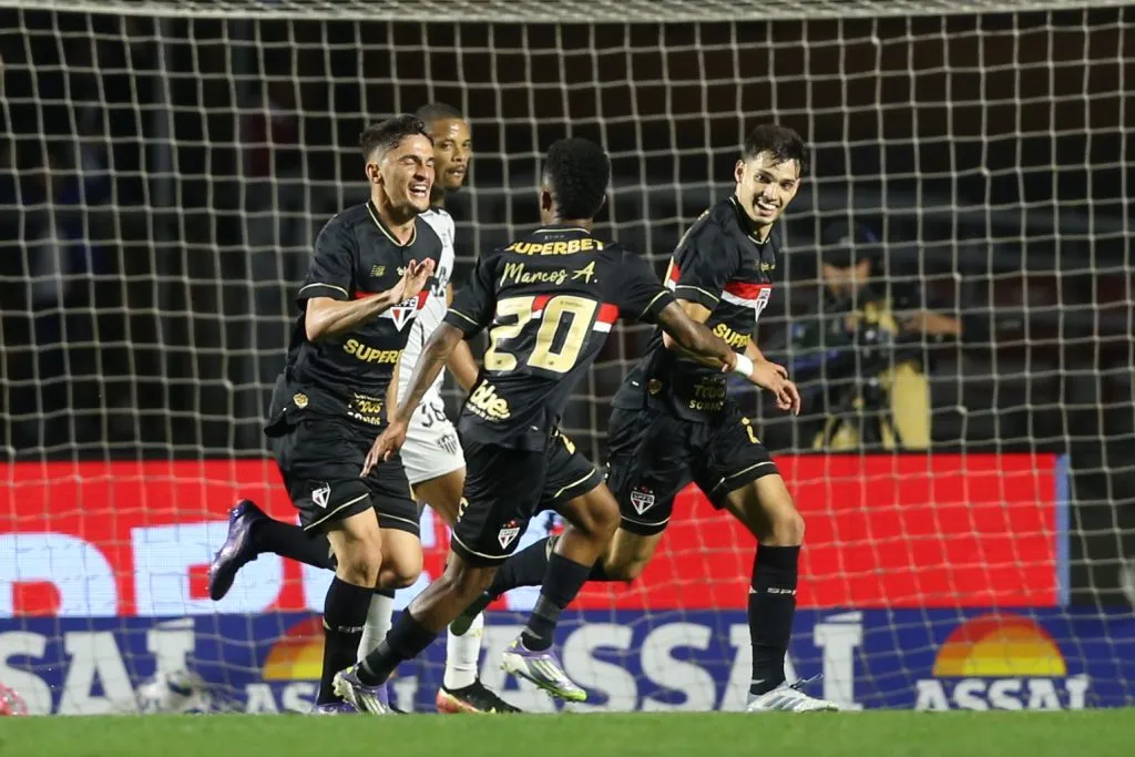 Pablo Maia, jogador do Sao Paulo comemora seu gol durante com os companheiros de equipe em partida contra o Atletico no Morumbis pelo Brasileirão 2025. Foto: Marlon Costa/AGIF