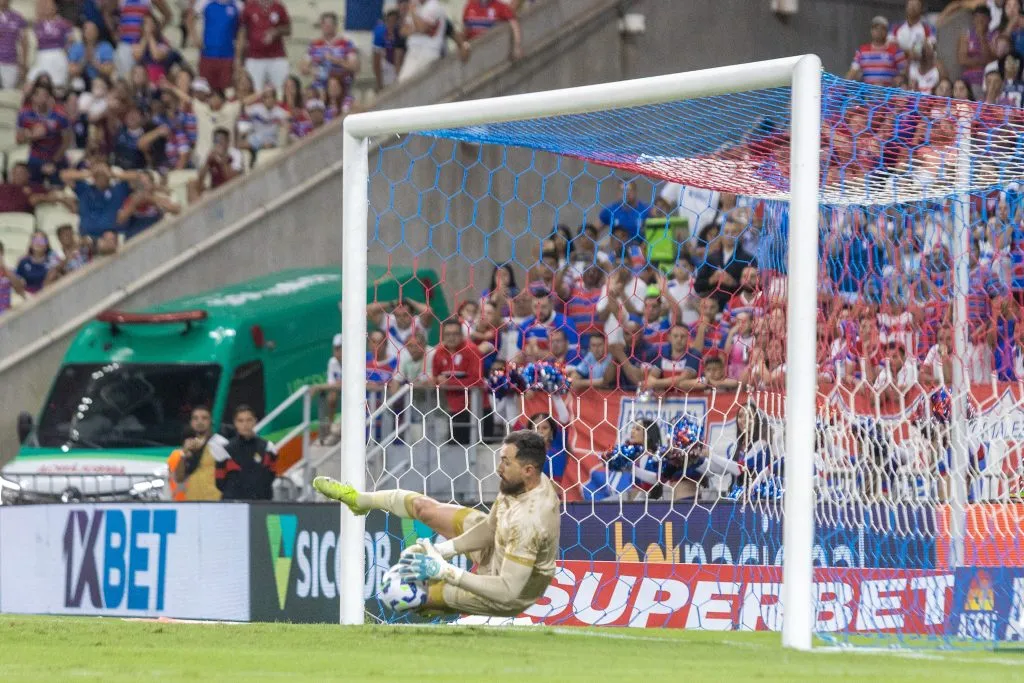 Walter, goleiro do Mirassol defende penalti durante partida contra o Fortaleza no estadio Arena Castelao pelo campeonato Brasileiro A 2025. Foto: Lucas Emanuel/AGIF