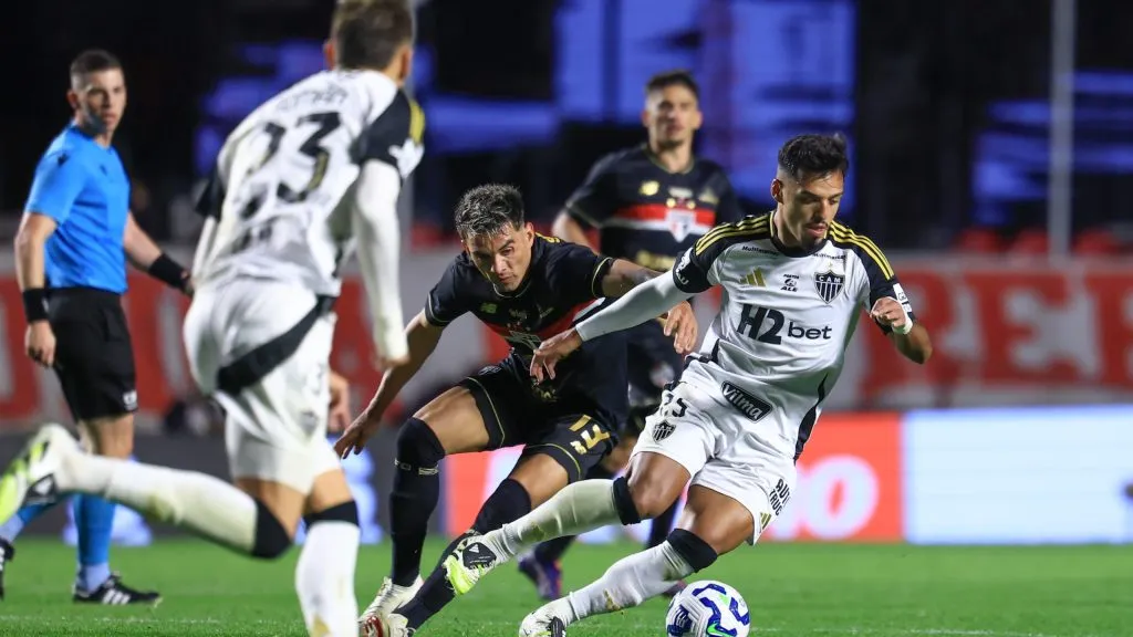 Gabriel Menino em ação durante a partida contra o São Paulo – Foto: Marcello Zambrana/AGIF