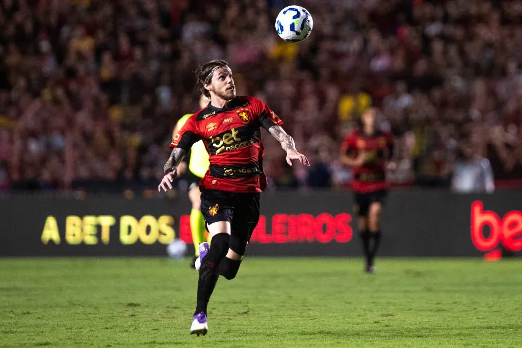 Barletta, jogador do Sport durante partida contra o Santos no estadio Ilha do Retiro pelo campeonato Brasileiro A 2025. Foto: Rafael Vieira/AGIF