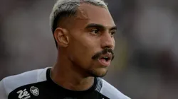 Matheuzinho durante partida entre Vasco e Corinthians, em São Januário, pelo Brasileirão.