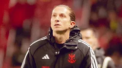 Filipe Luís, comandando o Flamengo à beira do campo