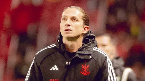 Filipe Luís, comandando o Flamengo à beira do campo