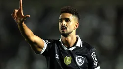 Chris Ramos comemorando um de seus gols, na vitória contra o Juventude, no Estádio Alfredo Jaconi, pelo Brasileirão. Foto: Vítor Silva/Botafogo
