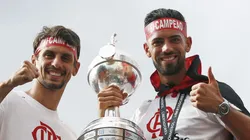 - Pablo Mari ao lado de Rodrigo Caio com título da Libertadores de 2029