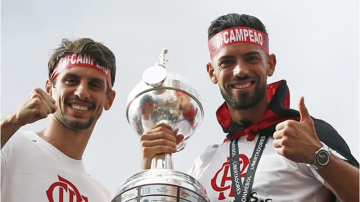 - Pablo Mari ao lado de Rodrigo Caio com título da Libertadores de 2029
