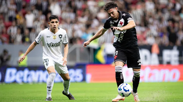 Nuno Moreira e Savarino vão se enfrentar novamente em Vasco x Botafogo - Foto: – Foto: Isabela Azine/AGIF