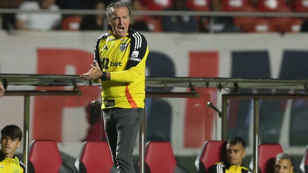 Cuca durante partida. Foto: Marlon Costa/AGIF