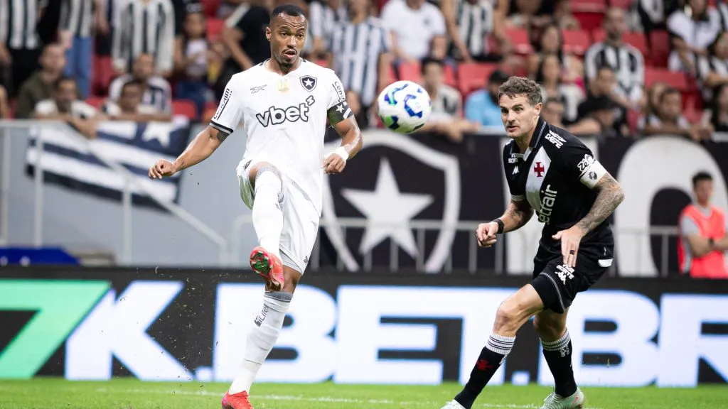 Marlon Freitas e Vegetti durante Vasco x Botafogo pelo Brasileirão – Foto: Isabela Azine/AGIF