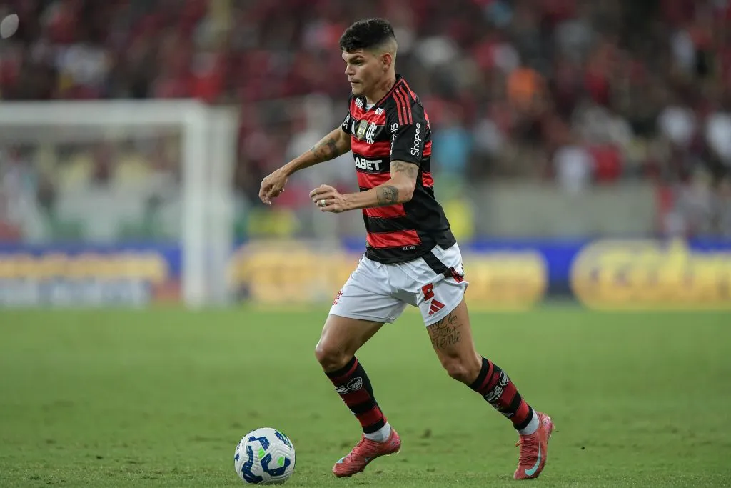 Ayrton Lucas jogador do Flamengo durante partida contra o Botafogo-PB no estadio Maracana pelo campeonato Copa Do Brasil 2025. Foto: Thiago Ribeiro/AGIF