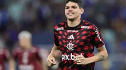Ayrton Lucas jogador do Flamengo durante aquecimento antes da partida contra o Cruzeiro no estadio Mineirao pelo campeonato Brasileiro A 2025. Foto: Gilson Lobo/AGIF