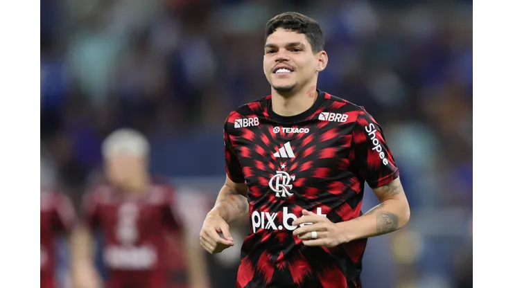 Ayrton Lucas jogador do Flamengo durante aquecimento antes da partida contra o Cruzeiro no estadio Mineirao pelo campeonato Brasileiro A 2025. Foto: Gilson Lobo/AGIF