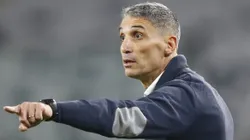 Professor mira novos reforços - Foto: Marcelo Hernandez/Getty Images.