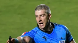 Anderson Daronco apitando jogo em São Januário.