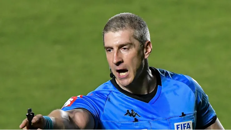 Anderson Daronco apitando jogo em São Januário.