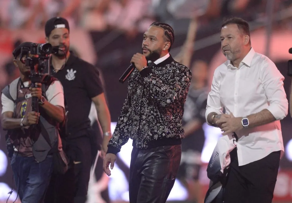 Novo jogador Memphis Depay, é apresentado antes  da partida contra Juventude no estádio Arena Corinthians pelo campeonato Copa Do Brasil 2024 – Foto: Alan Morici/AGIF