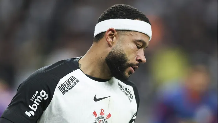 Memphis Depay, atacante do Corinthians em partida pelo campeonato brasileiro. (Foto: Alexandre Schneider/Getty Images)