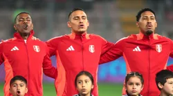 Alex Valera (ao meio), da seleção do Peru, foi oferecido ao Santos nos últimos dias