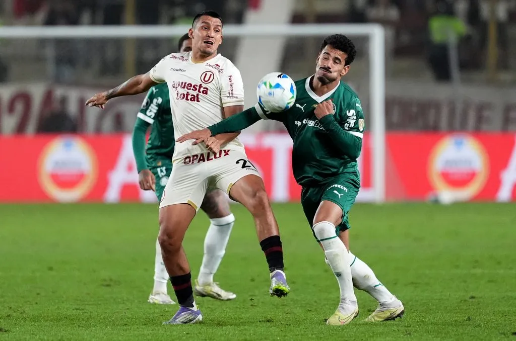 Alex Valera enfrentou, pelo Universitário, o Palmeiras na Libertadores – Foto: Raul Sifuentes/Getty Images