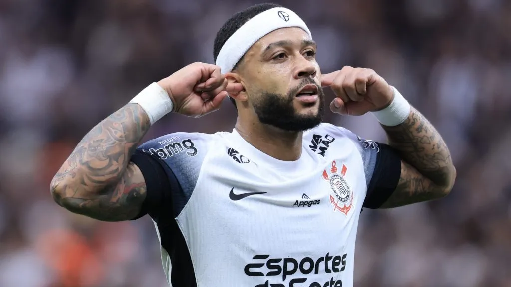 Memphis Depay, jogador do Corinthians, comemora gol – Foto: Marcello Zambrana/AGIF
