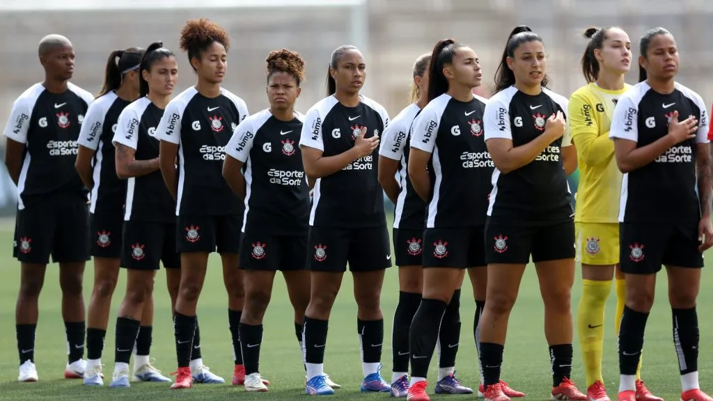 Jogadoras do Corinthians durante a partida contra o Sao Paulo no estadio Mercado Livre Pacaembu em Sao Paulo (SP), pelo campeonato Brasileiro Feminino A1 2025. Foto: Marlon Costa/AGIF