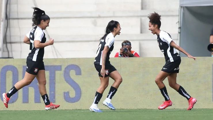 Jaqueline jogadora do Corinthians comemora seu gol durante a partida contra o Sao Paulo no estadio Mercado Livre Pacaembu em Sao Paulo (SP), pelo campeonato Brasileiro Feminino A1 2025. Foto: Marlon Costa/AGIF