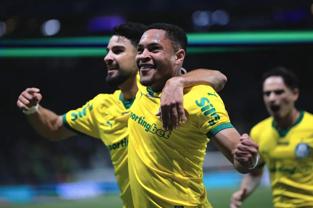 Vitor Roque e Flaco López estão formando uma boa dupla. Foto: Ettore Chiereguini/AGIF