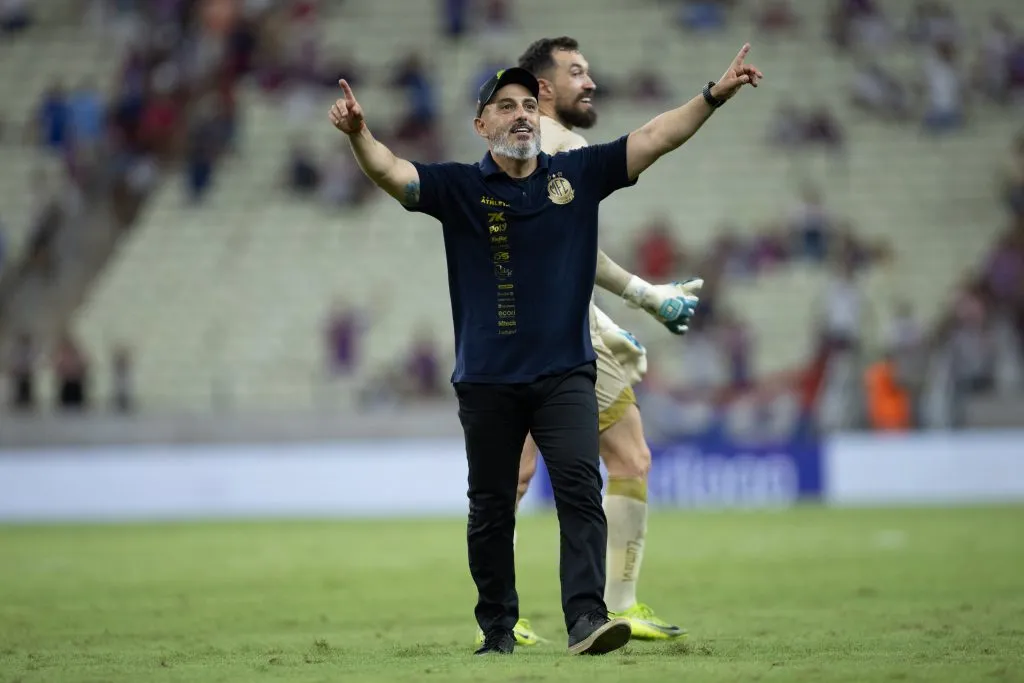 Rafael guanaes tecnico do Mirassol durante partida contra o Fortaleza no estadio Arena Castelao pelo campeonato Brasileiro A 2025. Foto: Baggio Rodrigues/AGIF