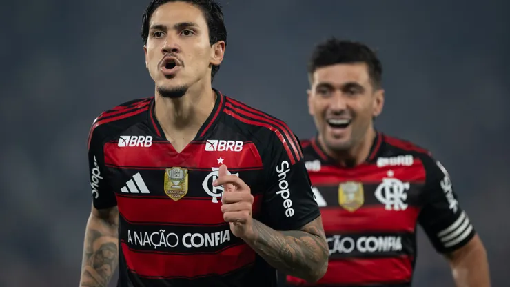 Pedro e Arrascaeta durante Flamengo x Vitória. Foto: Jorge Rodrigues/AGIF