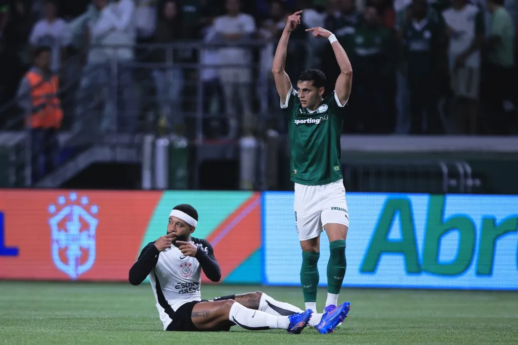 Depay não joga desde a partida de volta contra o Palmeiras, pelas oitavas da Copa Betano do Brasil. Foto: Ettore Chiereguini/AGIF