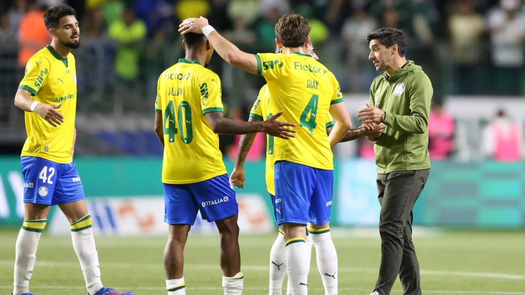 Abel conversa com jogadores durante partida contra o Sport – Foto: Marlon Costa/AGIF