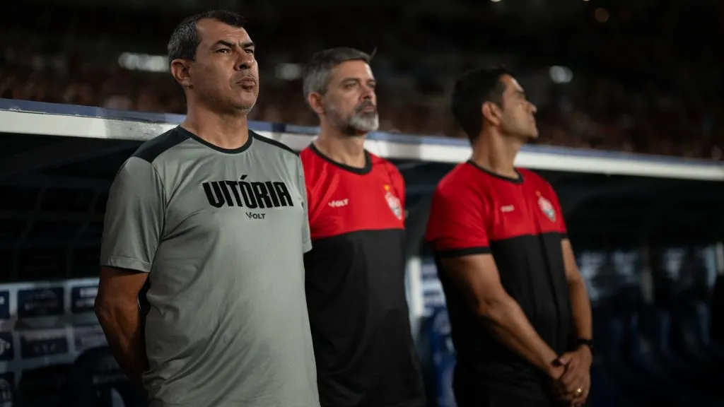 Fábio Carille não esconde vergonha com goleada história sofrida com o Vitória – Foto: Jorge Rodrigues/AGIF